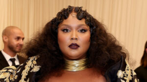 Read more about the article Lizzo’s Graphic Manicure Is a Stunning Ode to Black Liberation